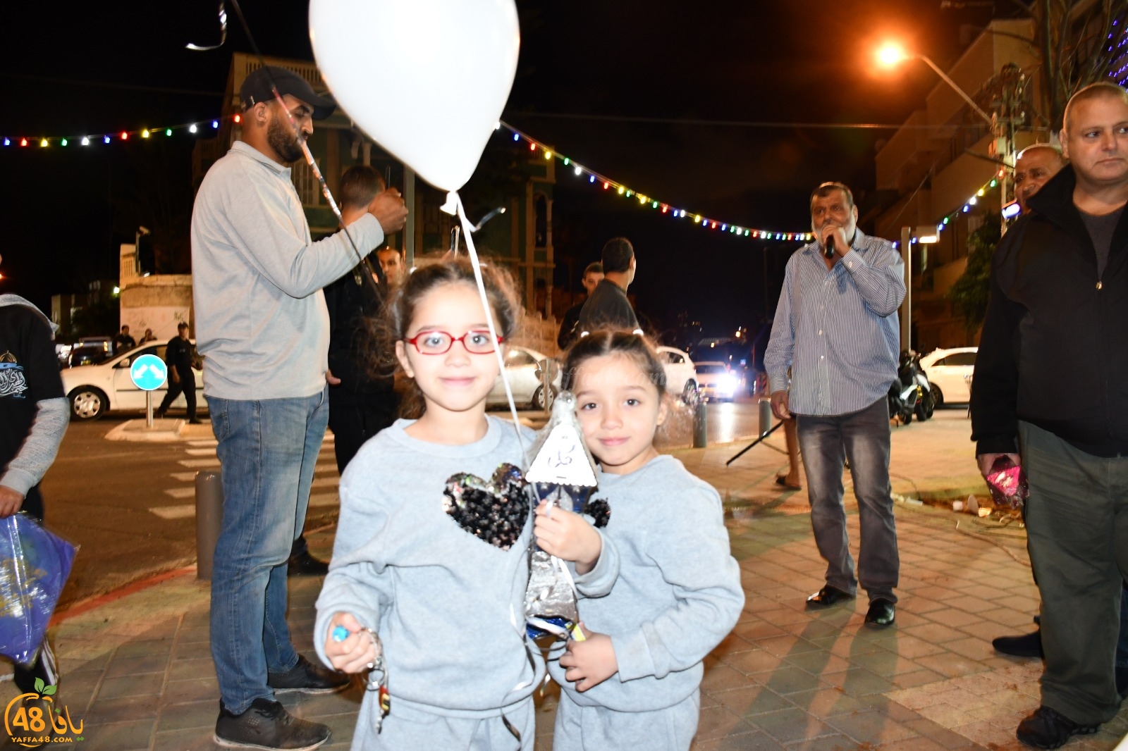  فيديو: بمناسبة حلول رمضان - توزيع الحلوى والهدايا على المارة في شارع ييفت بيافا